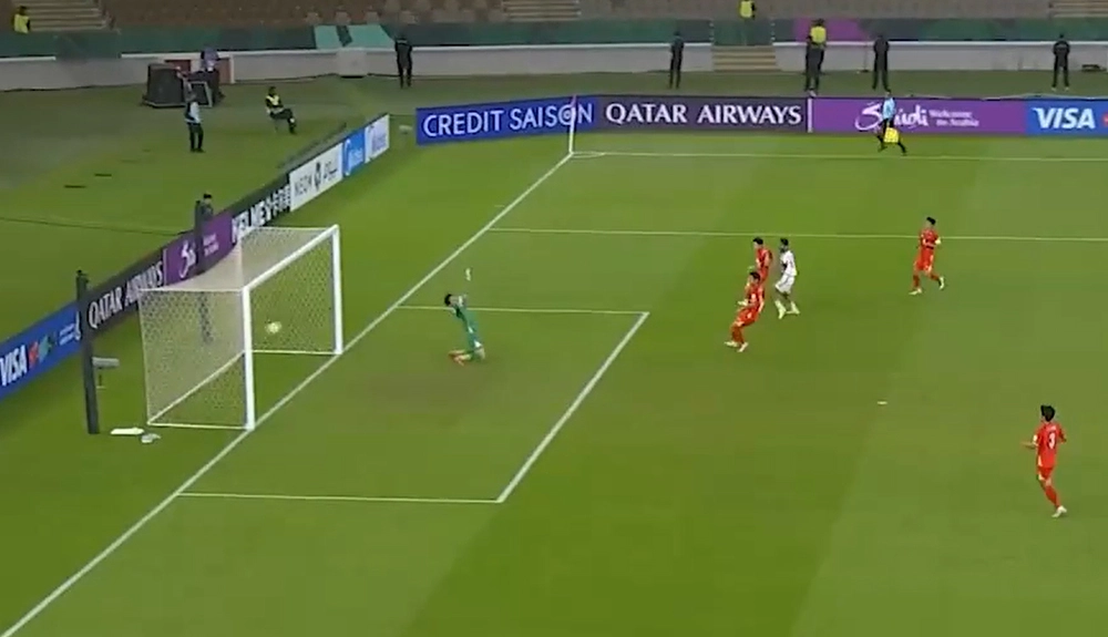 Hú hồn với tình huống U23 UAE sút tung lưới U23 Việt Nam nhưng bị VAR từ chối - Ảnh 1.