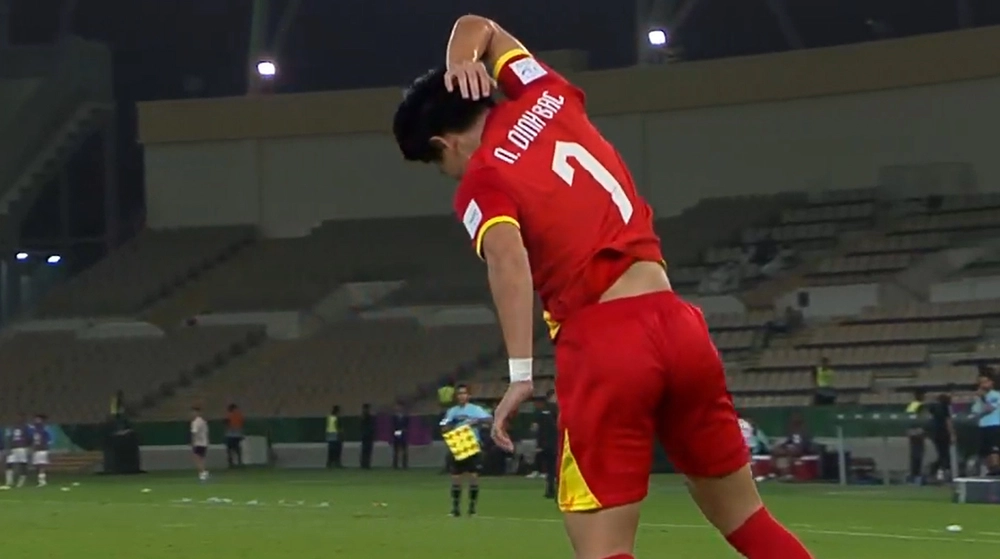 Đình Bắc tái hiện siêu phẩm đánh đầu ngược ở Asian Cup 2023, ở một vị thế khác - Ảnh 2.