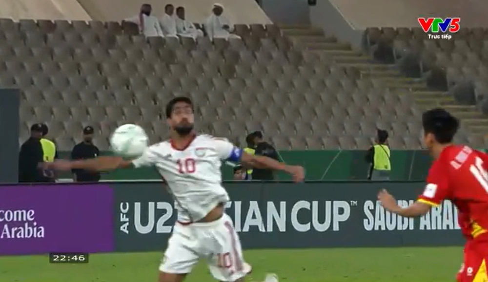 Hú hồn với tình huống U23 UAE sút tung lưới U23 Việt Nam nhưng bị VAR từ chối - Ảnh 2.