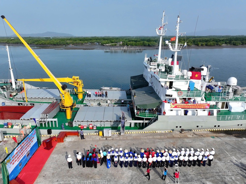 Hai tàu Hải quân khởi hành mang quà Tết đến Nhà giàn DK1 và các tàu trực trên biển - Ảnh 9.