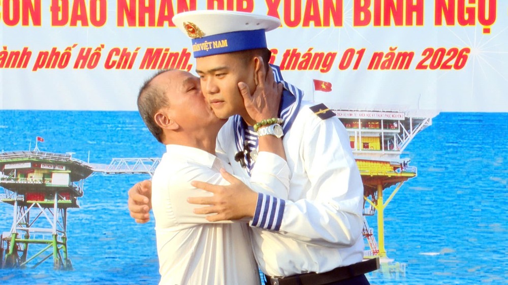 Hai tàu Hải quân khởi hành mang quà Tết đến Nhà giàn DK1 và các tàu trực trên biển - Ảnh 6.