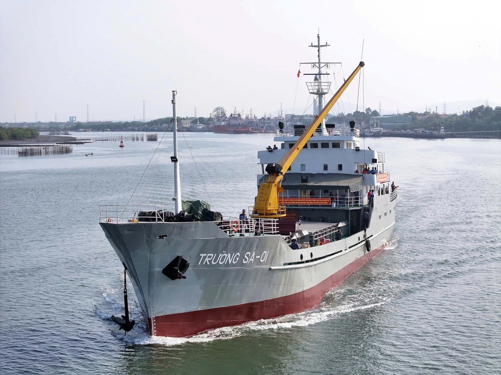 Hai tàu Hải quân khởi hành mang quà Tết đến Nhà giàn DK1 và các tàu trực trên biển - Ảnh 14.