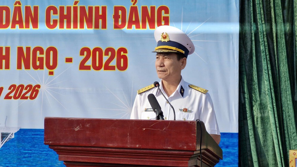 Hai tàu Hải quân khởi hành mang quà Tết đến Nhà giàn DK1 và các tàu trực trên biển - Ảnh 1.