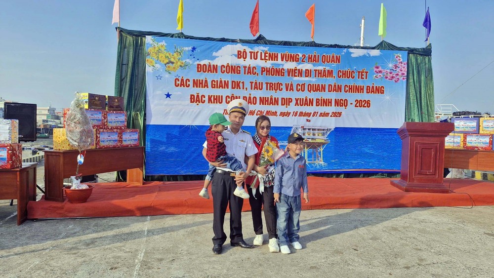 Hai tàu Hải quân khởi hành mang quà Tết đến Nhà giàn DK1 và các tàu trực trên biển - Ảnh 4.