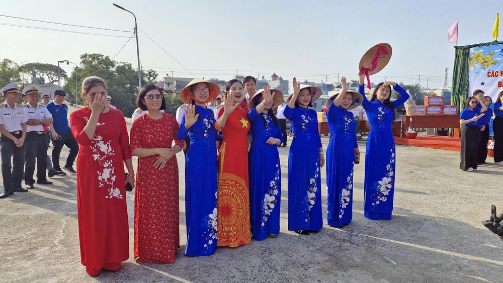 Hai tàu Hải quân khởi hành mang quà Tết đến Nhà giàn DK1 và các tàu trực trên biển - Ảnh 3.