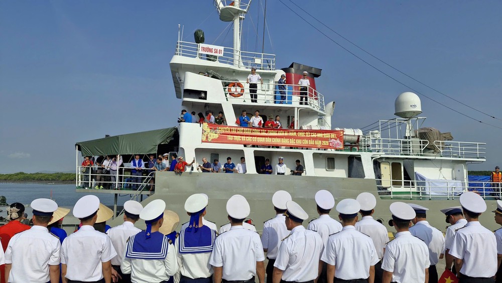 Hai tàu Hải quân khởi hành mang quà Tết đến Nhà giàn DK1 và các tàu trực trên biển - Ảnh 7.