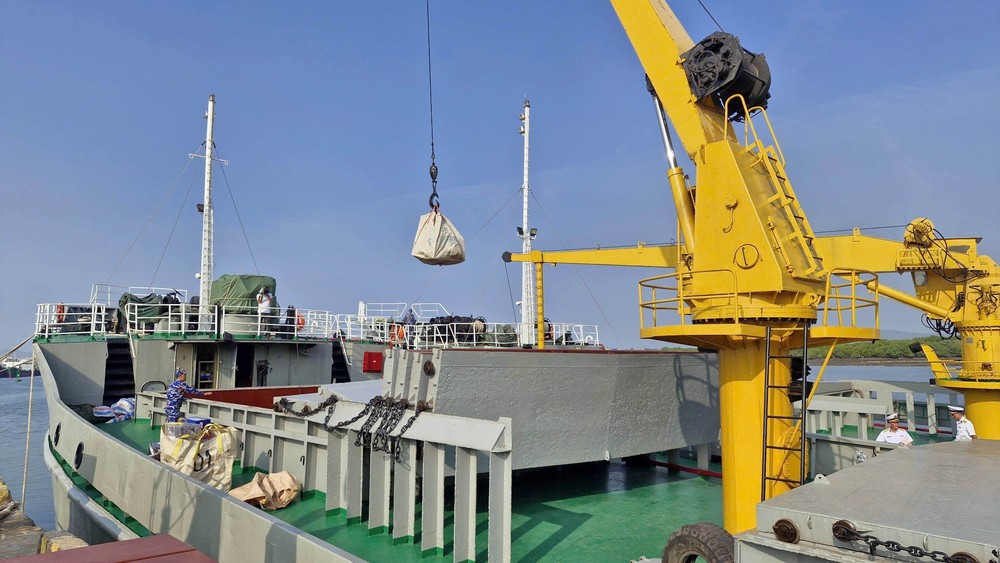 Hai tàu Hải quân khởi hành mang quà Tết đến Nhà giàn DK1 và các tàu trực trên biển - Ảnh 12.