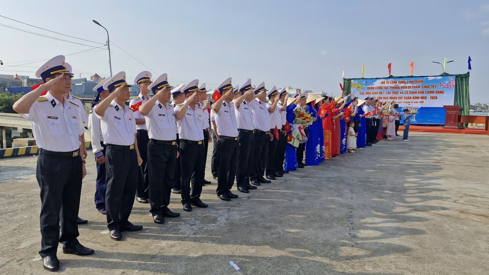 Hai tàu Hải quân khởi hành mang quà Tết đến Nhà giàn DK1 và các tàu trực trên biển - Ảnh 10.