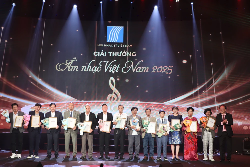 Tôn vinh các nhạc sĩ, nghệ sĩ có nhiều đóng góp cho âm nhạc Việt Nam - Ảnh 2.