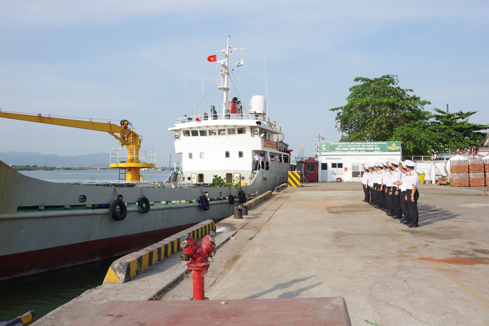 Mang quà Tết, nhu yếu phẩm đến Đặc khu Trường Sa - Ảnh 3.