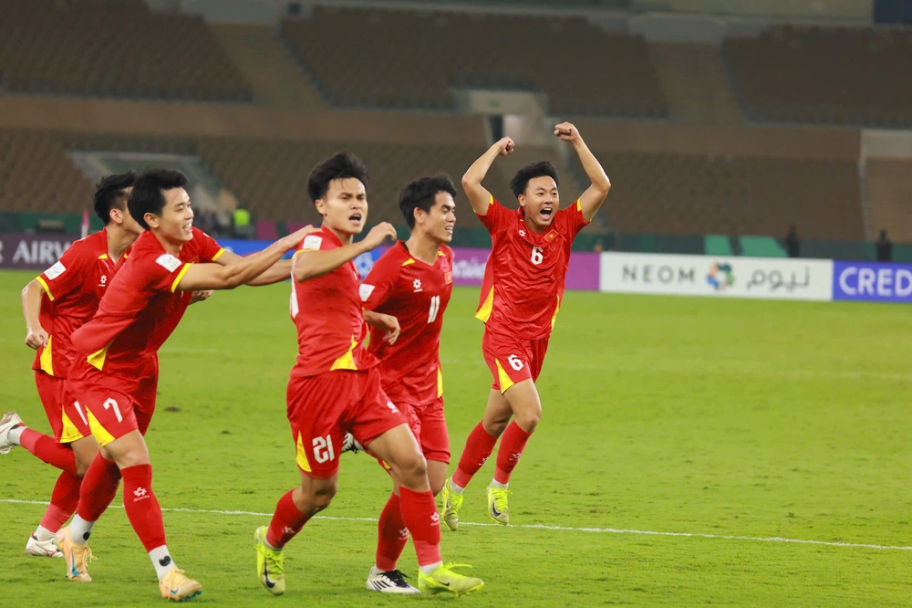 Tin nóng thể thao tối 17/1: Đình Bắc gửi thông điệp sau trận thắng UAE; hơn 200.000 khán giả bị lừa xem trực tiếp U23 Việt Nam - Ảnh 4.