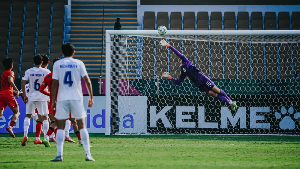 Ngôi sao số 1 của tuyển trẻ Trung Quốc thừa nhận sức mạnh của U23 Việt Nam, tiết lộ chiêu 'tâm lý' với chai nước - Ảnh 2.