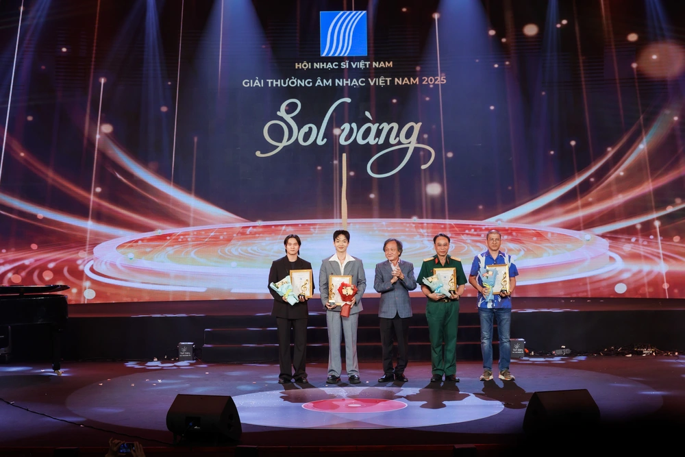 NSND Thanh Lam, ca sĩ Hồng Nhung, nhạc sĩ Giáng Son được trao giải Sol Vàng - Ảnh 6.