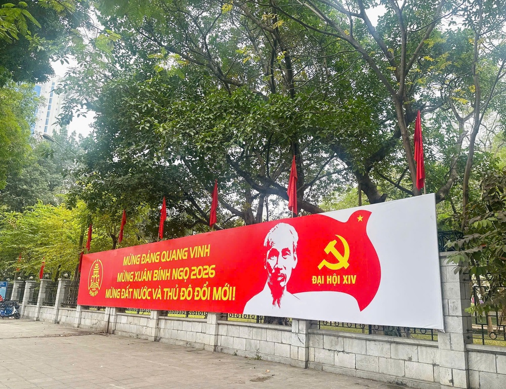 Hà Nội trang trí pa nô, áp phích, cờ hoa… chào mừng Đại hội XIV của Đảng - Ảnh 2.