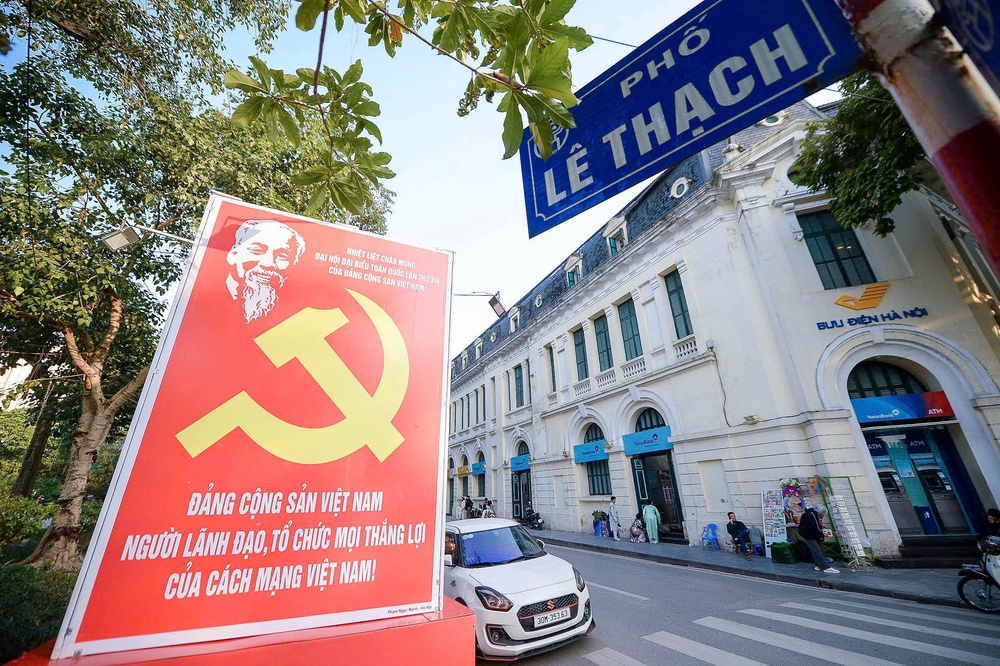 Hà Nội trang trí pa nô, áp phích, cờ hoa… chào mừng Đại hội XIV của Đảng - Ảnh 8.