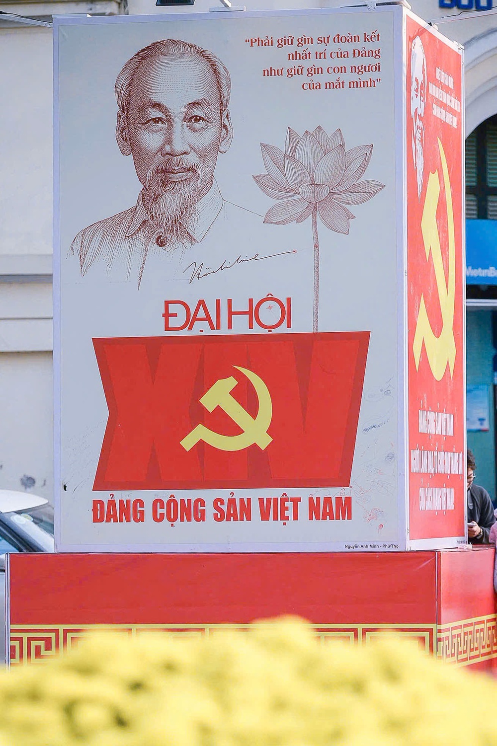 Hà Nội trang trí pa nô, áp phích, cờ hoa… chào mừng Đại hội XIV của Đảng - Ảnh 1.