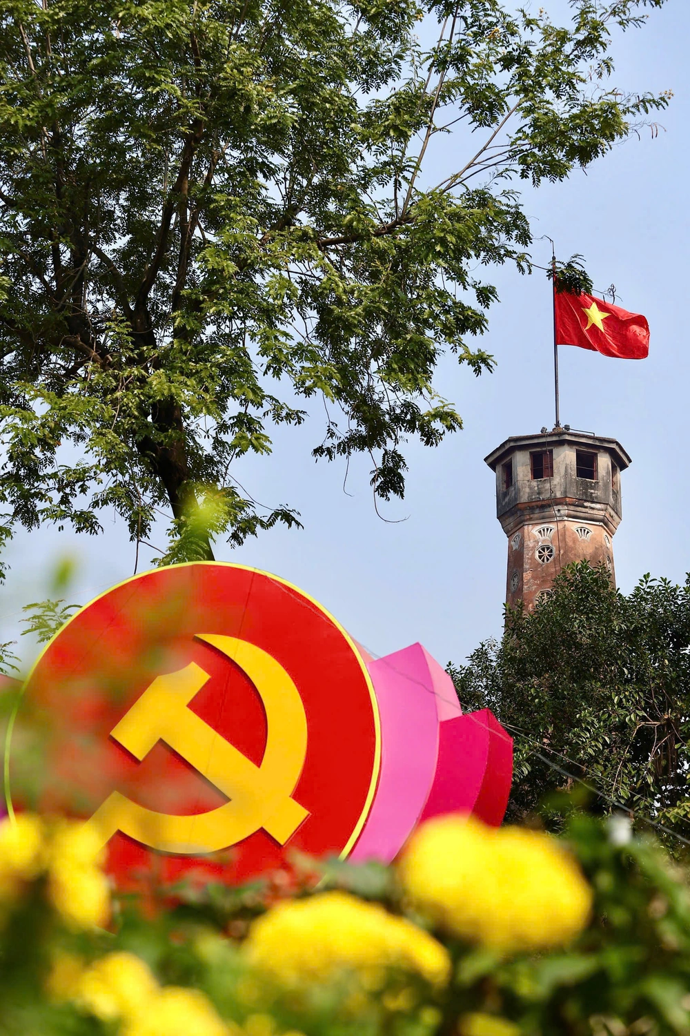 Hà Nội trang trí pa nô, áp phích, cờ hoa… chào mừng Đại hội XIV của Đảng - Ảnh 3.