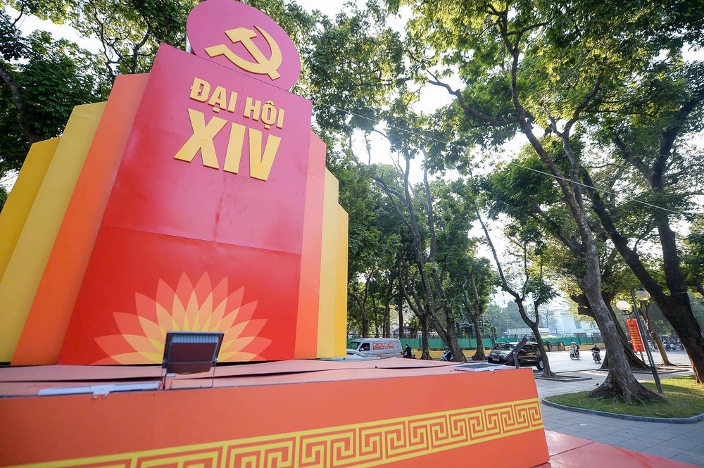 Hà Nội trang trí pa nô, áp phích, cờ hoa… chào mừng Đại hội XIV của Đảng - Ảnh 12.