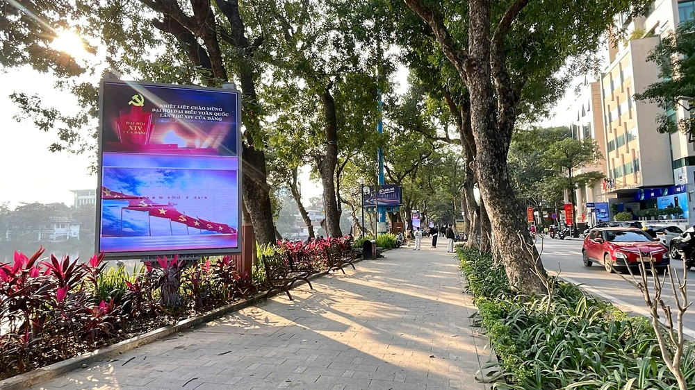 Hà Nội trang trí pa nô, áp phích, cờ hoa… chào mừng Đại hội XIV của Đảng - Ảnh 7.