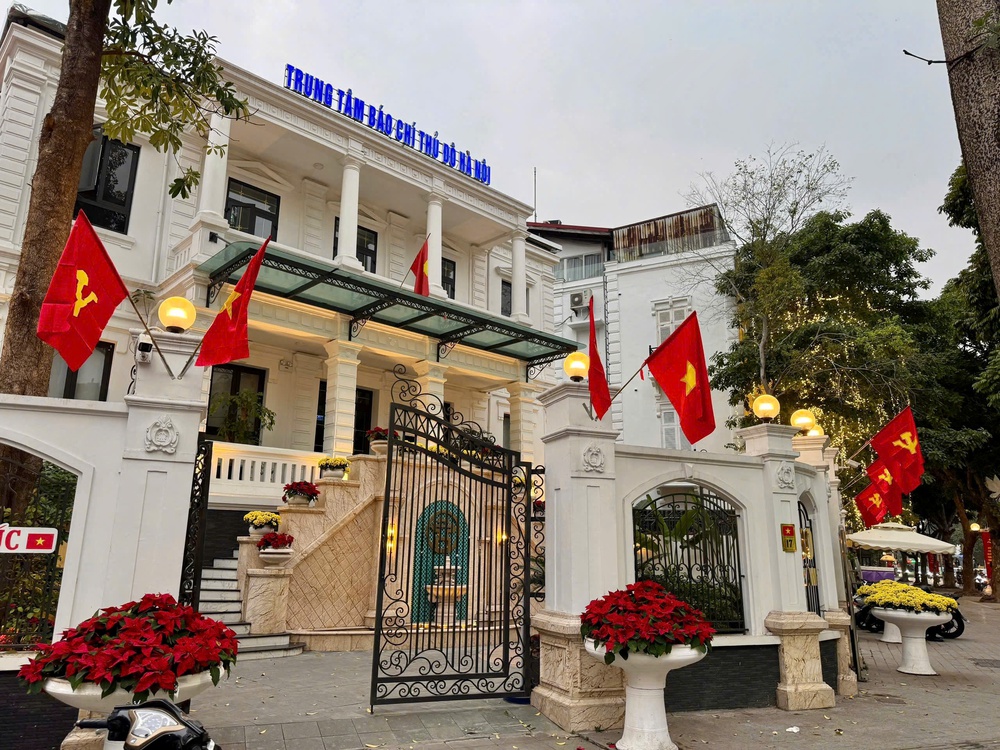 Hà Nội trang trí pa nô, áp phích, cờ hoa… chào mừng Đại hội XIV của Đảng - Ảnh 13.