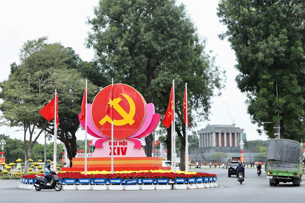 Hà Nội trang trí pa nô, áp phích, cờ hoa… chào mừng Đại hội XIV của Đảng - Ảnh 15.