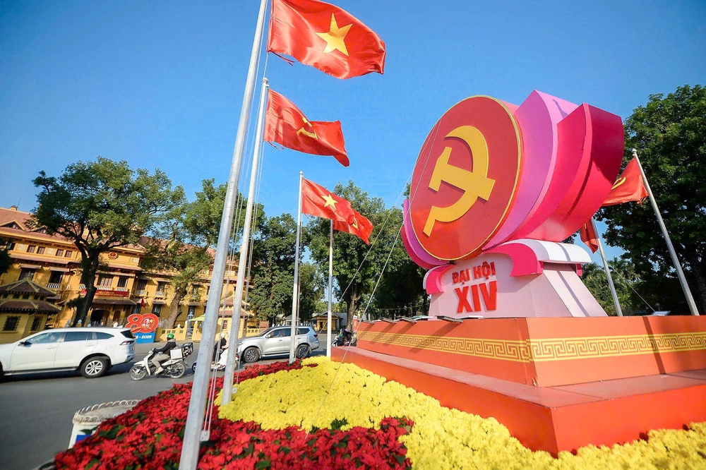 Hà Nội trang trí pa nô, áp phích, cờ hoa… chào mừng Đại hội XIV của Đảng - Ảnh 16.