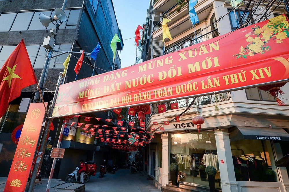 Hà Nội trang trí pa nô, áp phích, cờ hoa… chào mừng Đại hội XIV của Đảng - Ảnh 19.