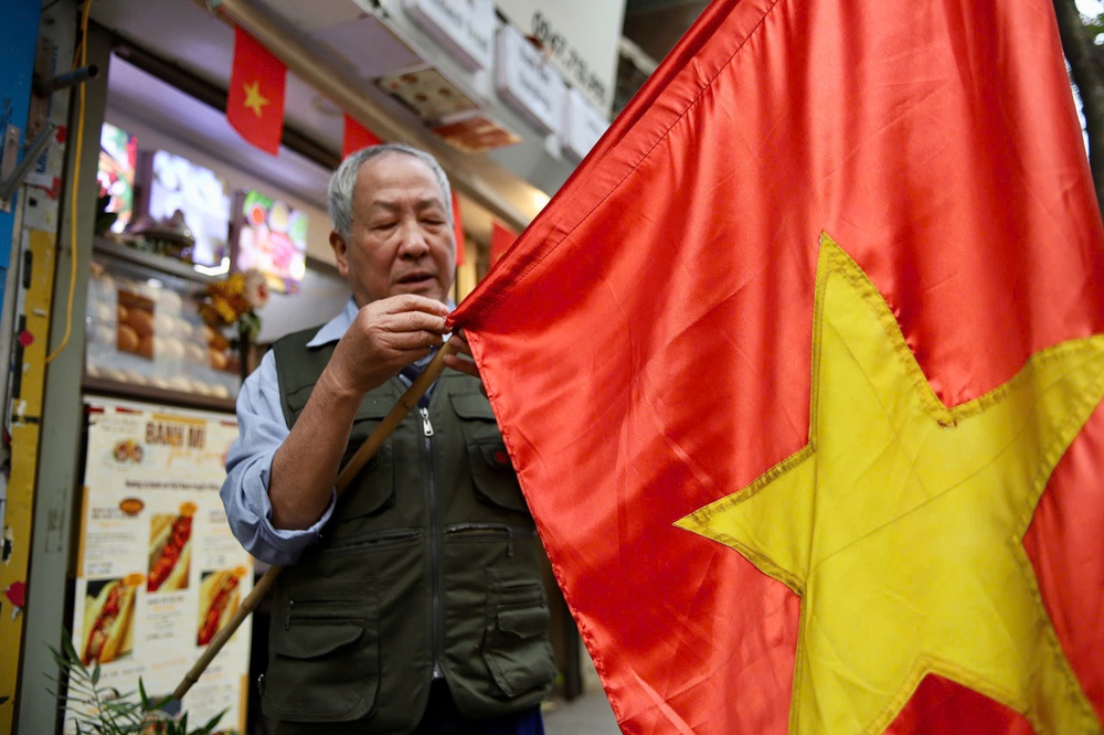 Hà Nội trang trí pa nô, áp phích, cờ hoa… chào mừng Đại hội XIV của Đảng - Ảnh 18.