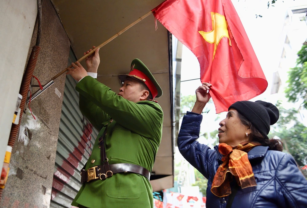 Hà Nội trang trí pa nô, áp phích, cờ hoa… chào mừng Đại hội XIV của Đảng - Ảnh 17.