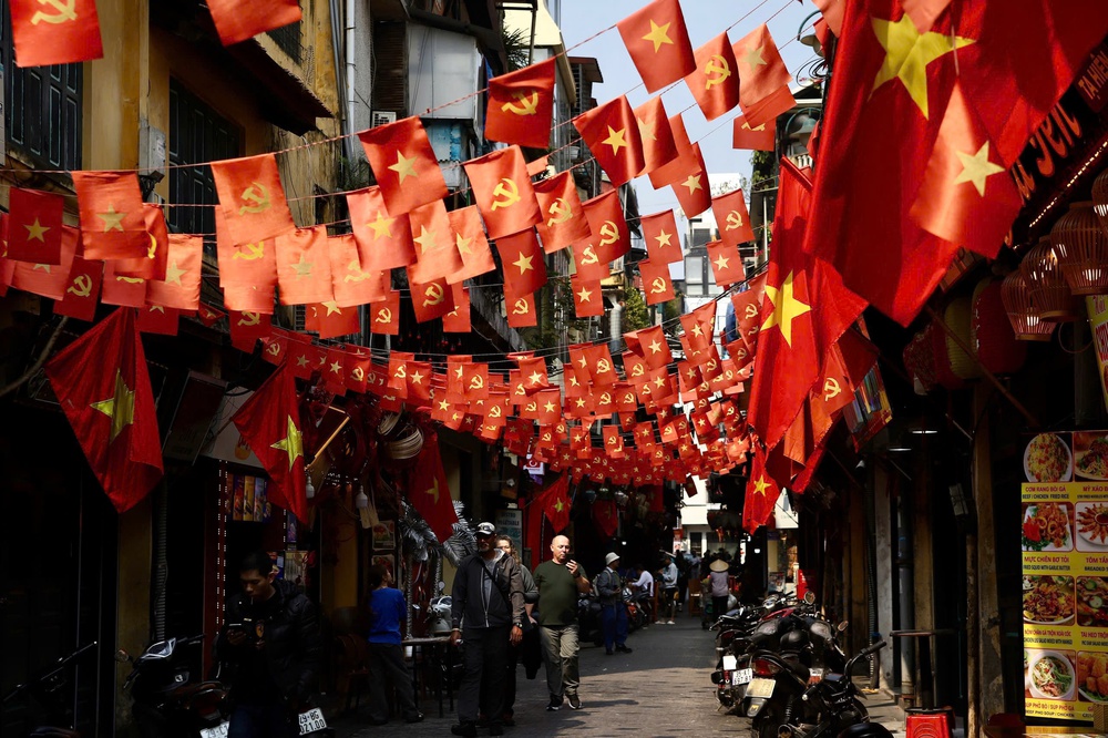 Hà Nội trang trí pa nô, áp phích, cờ hoa… chào mừng Đại hội XIV của Đảng - Ảnh 20.