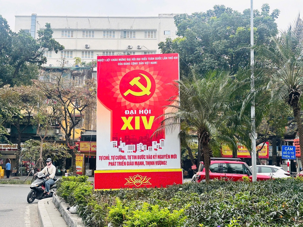 Hà Nội trang trí pa nô, áp phích, cờ hoa… chào mừng Đại hội XIV của Đảng - Ảnh 14.