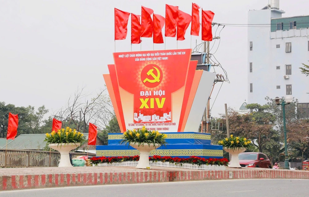 Hà Nội trang trí pa nô, áp phích, cờ hoa… chào mừng Đại hội XIV của Đảng - Ảnh 9.