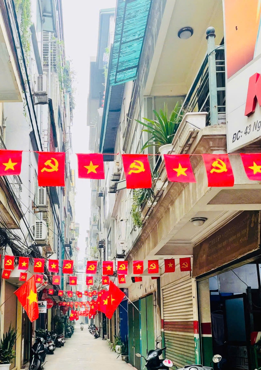 Hà Nội trang trí pa nô, áp phích, cờ hoa… chào mừng Đại hội XIV của Đảng - Ảnh 21.