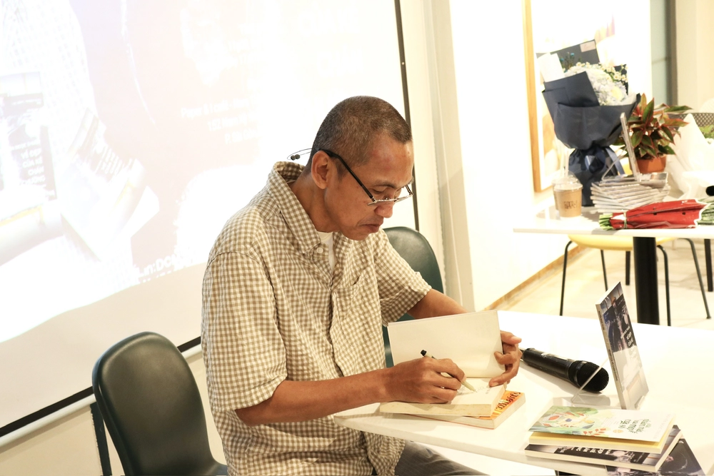 Nguyễn Ngọc Thuần và vẻ đẹp nảy sinh từ sự chán chường  - Ảnh 7.