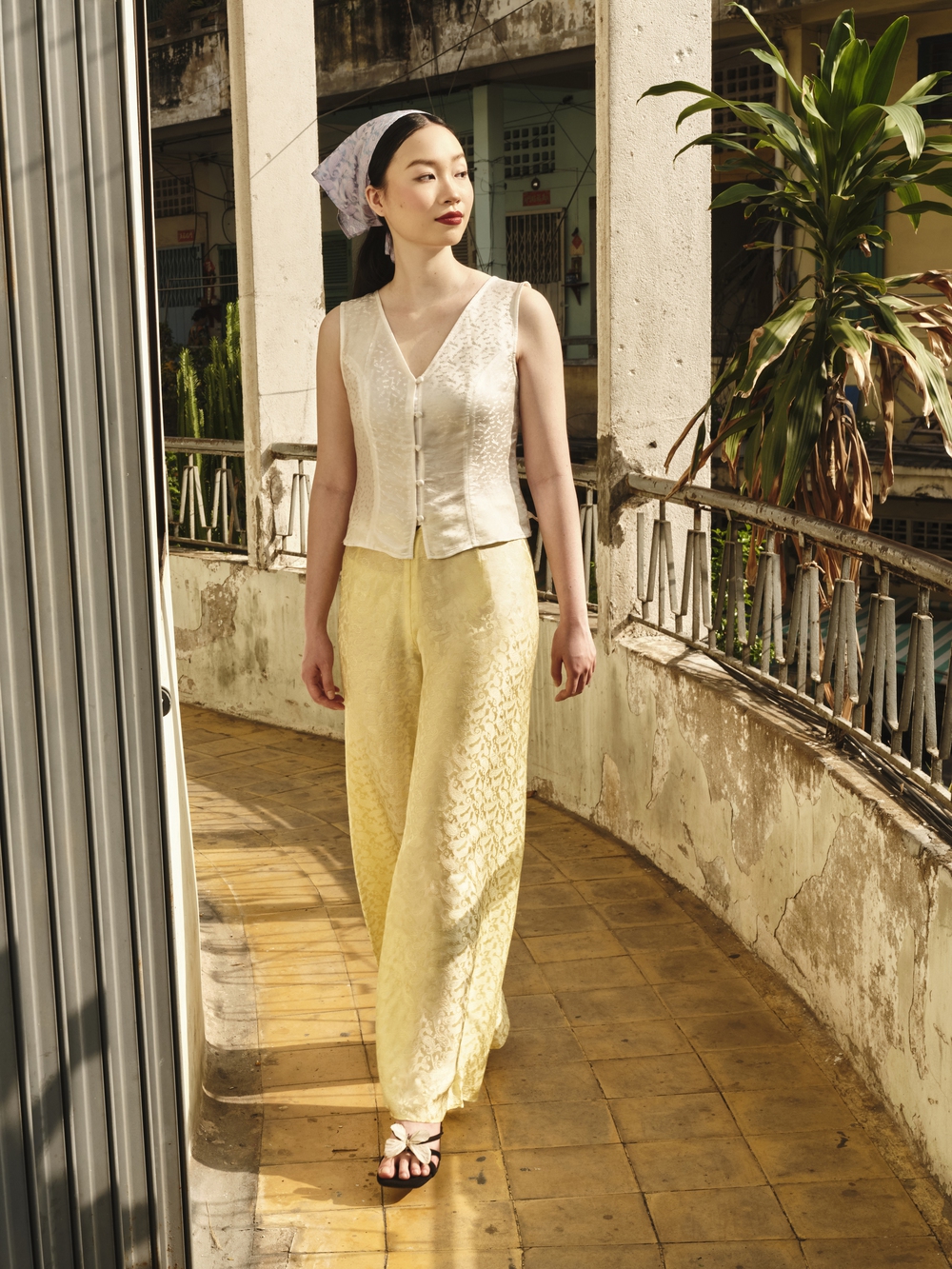 Áo dài, lụa tơ tằm và nhịp sống hiện đại Tết 2026 với thiết kế của TheBlueTshirt - Ảnh 6.