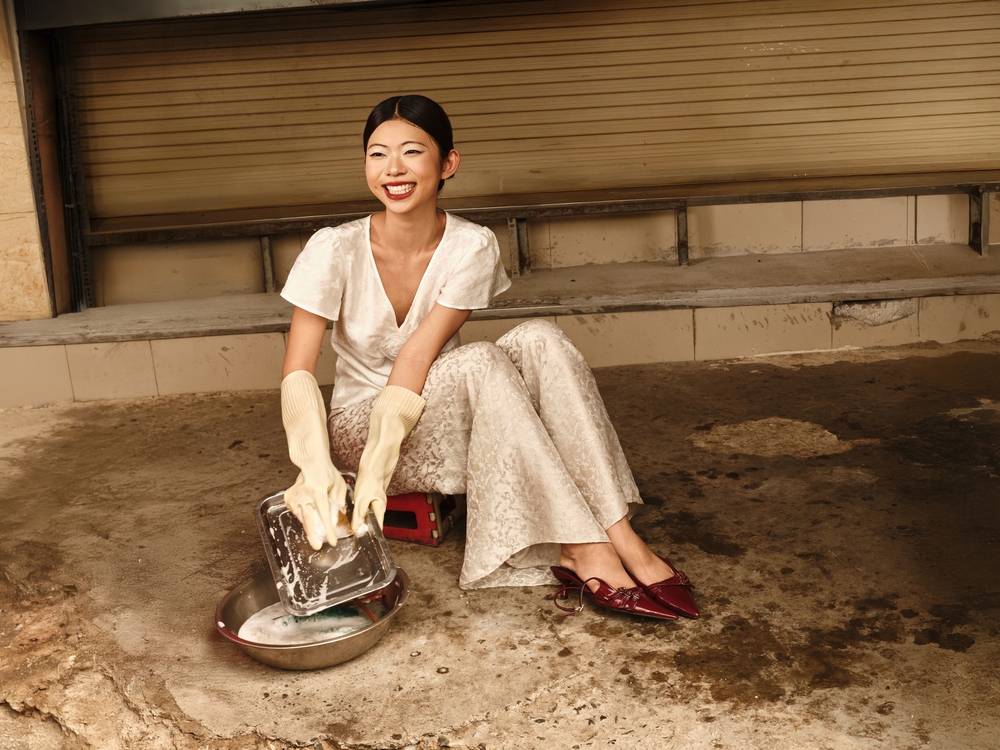 Áo dài, lụa tơ tằm và nhịp sống hiện đại Tết 2026 với thiết kế của TheBlueTshirt - Ảnh 5.