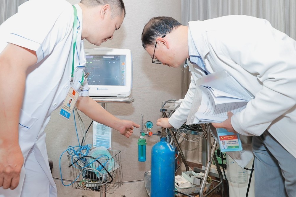 Bộ Y tế kiểm tra công tác trực cấp cứu, khám chữa bệnh phục vụ Đại hội XIV của Đảng - Ảnh 7.