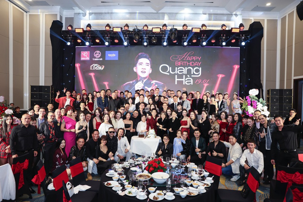 Quang Hà hạnh phúc đón tuổi mới trong vòng tay bạn bè - Ảnh 1.