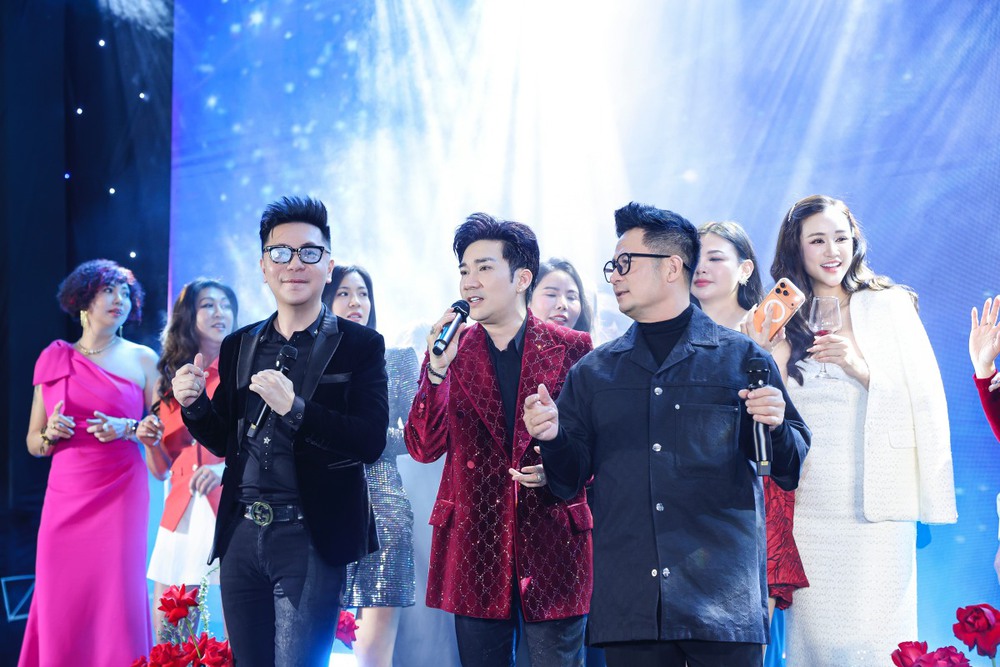 Quang Hà hạnh phúc đón tuổi mới trong vòng tay bạn bè - Ảnh 2.