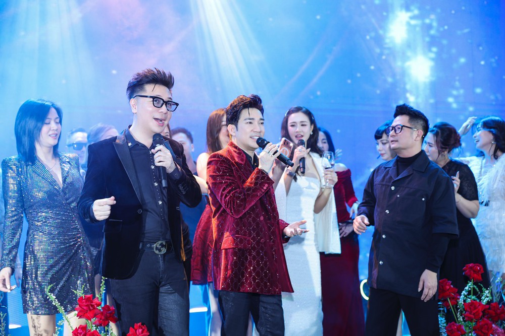 Quang Hà hạnh phúc đón tuổi mới trong vòng tay bạn bè - Ảnh 3.