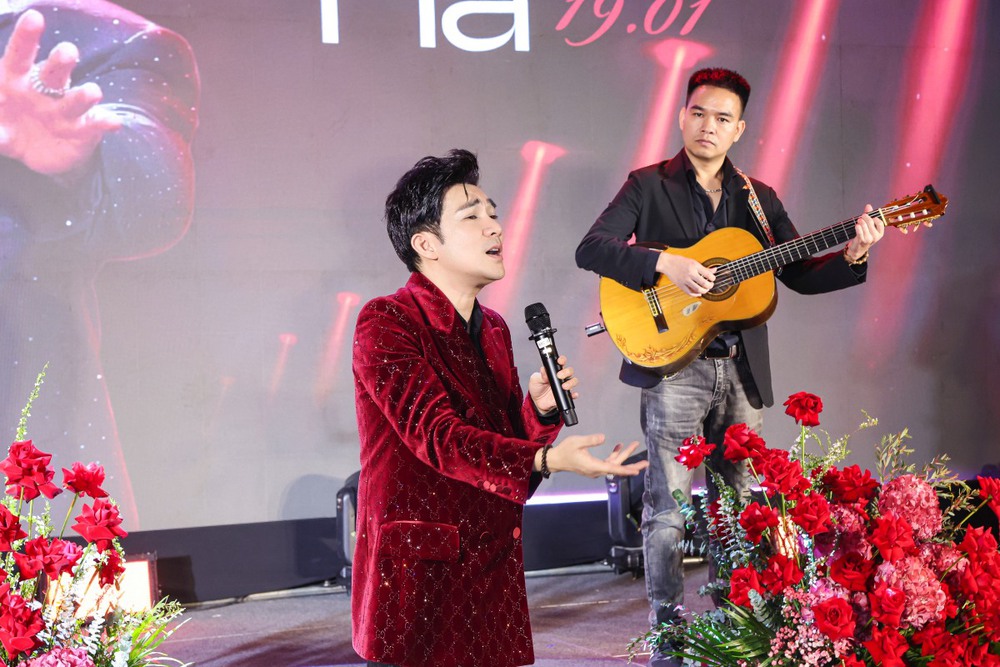 Quang Hà hạnh phúc đón tuổi mới trong vòng tay bạn bè - Ảnh 4.