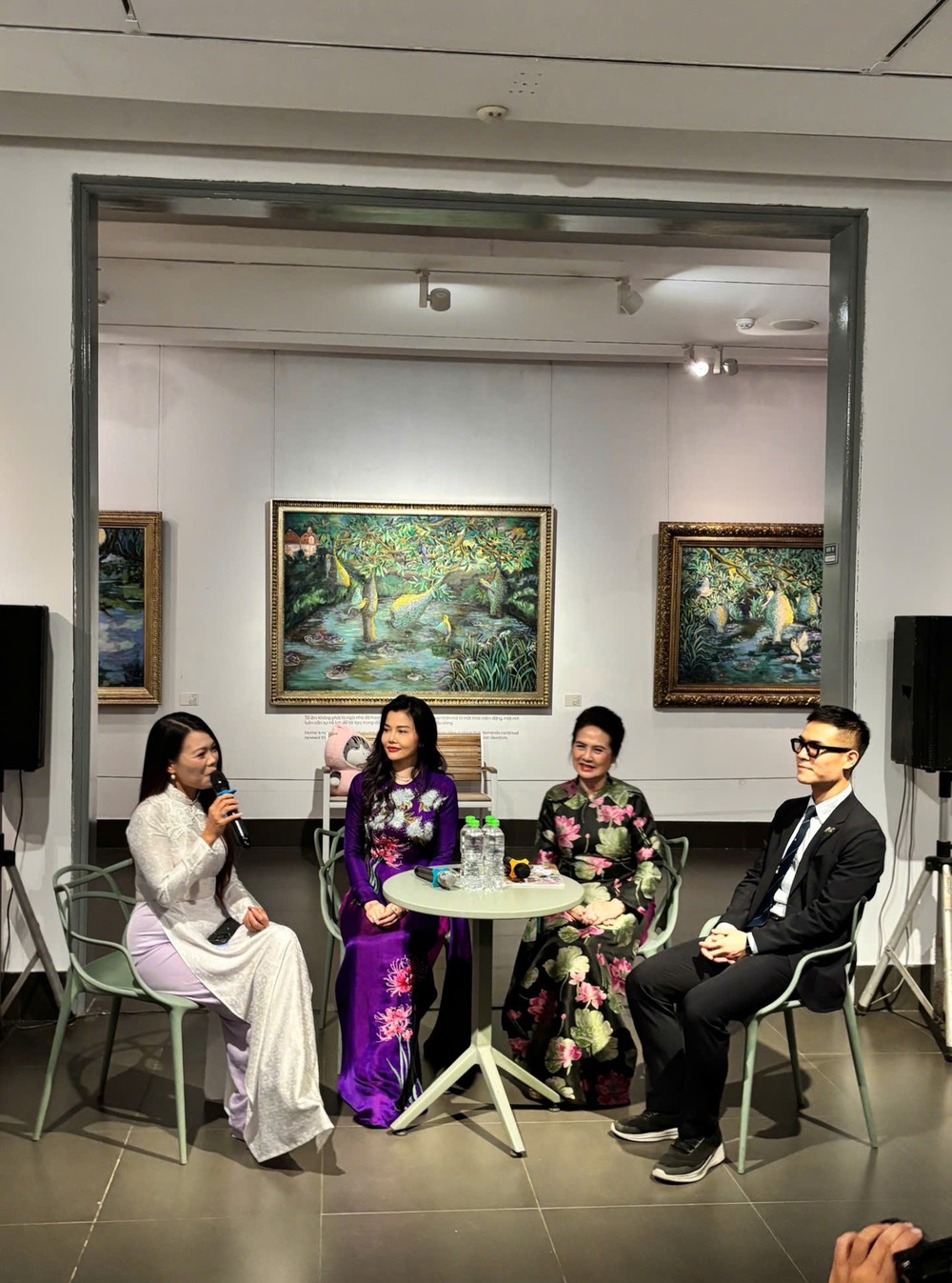 Khi áo dài bước ra thế giới bằng hội họa - Ảnh 2.