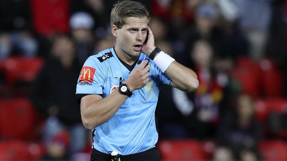 Alex King - Trọng tài bắt chính trận bán kết U23 Việt Nam vs U23 Trung Quốc là ai? - Ảnh 1.