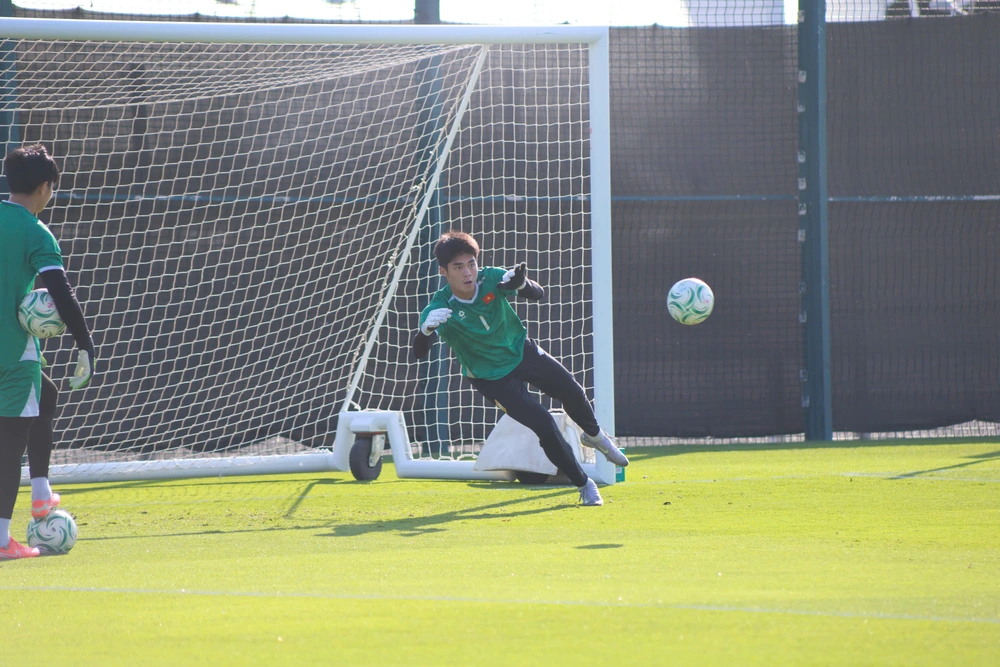 Tin nóng bóng đá Việt hôm nay 20/1: Trung Kiên tập cản phá 11m; AFC nhận định U23 Việt Nam gây ấn tượng - Ảnh 1.