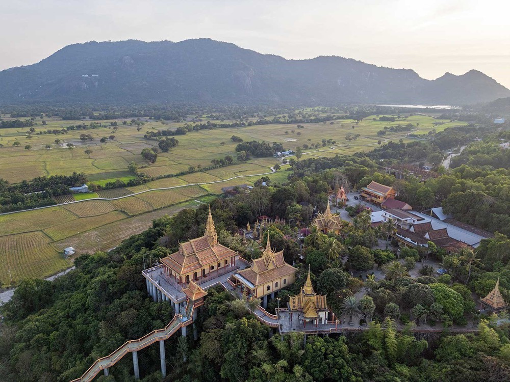 Chùa Tà Pạ - ngôi chùa Khmer trên núi độc đáo ở An Giang - Ảnh 4. Chùa Tà Pạ - ngôi chùa Khmer trên núi độc đáo ở An Giang - Ảnh 4.