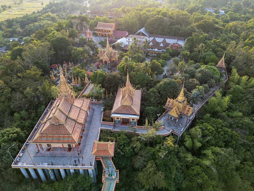 Chùa Tà Pạ - ngôi chùa Khmer trên núi độc đáo ở An Giang - Ảnh 1. Chùa Tà Pạ - ngôi chùa Khmer trên núi độc đáo ở An Giang - Ảnh 1.