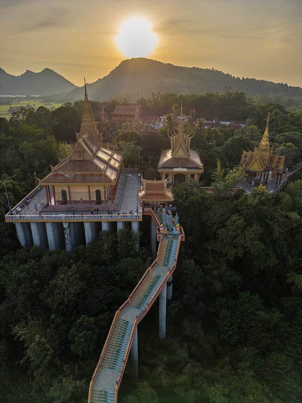 Chùa Tà Pạ - ngôi chùa Khmer trên núi độc đáo ở An Giang - Ảnh 2. Chùa Tà Pạ - ngôi chùa Khmer trên núi độc đáo ở An Giang - Ảnh 2.
