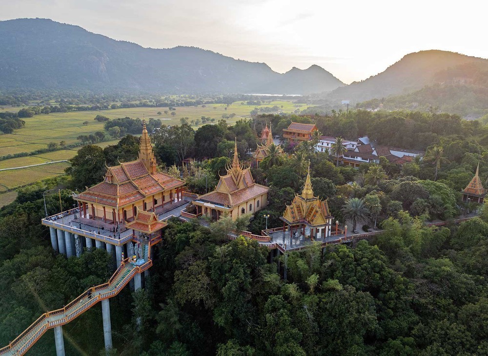 Chùa Tà Pạ - ngôi chùa Khmer trên núi độc đáo ở An Giang - Ảnh 3. Chùa Tà Pạ - ngôi chùa Khmer trên núi độc đáo ở An Giang - Ảnh 3.