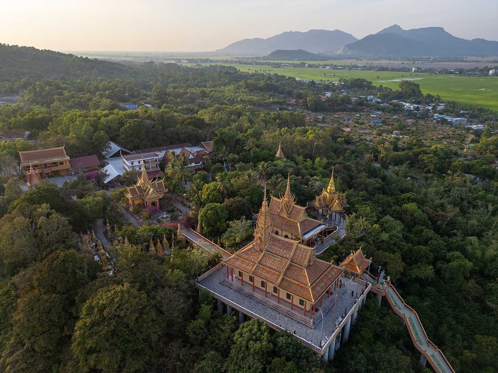 Chùa Tà Pạ - ngôi chùa Khmer trên núi độc đáo ở An Giang - Ảnh 5. Chùa Tà Pạ - ngôi chùa Khmer trên núi độc đáo ở An Giang - Ảnh 5.