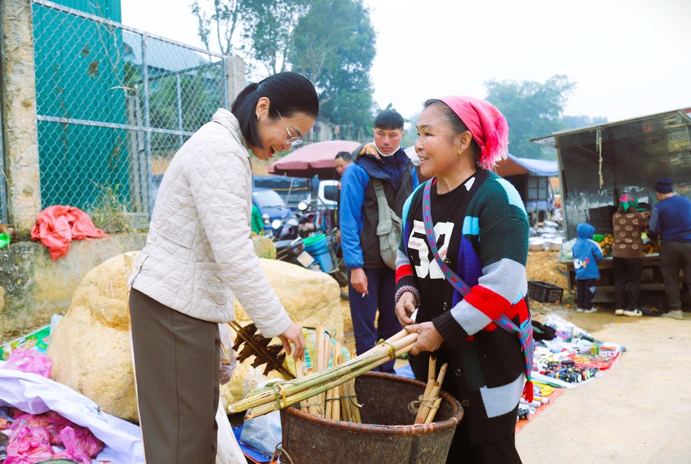 Độc đáo sắc màu văn hóa chợ phiên biên giới Nhôn Mai - Ảnh 6.